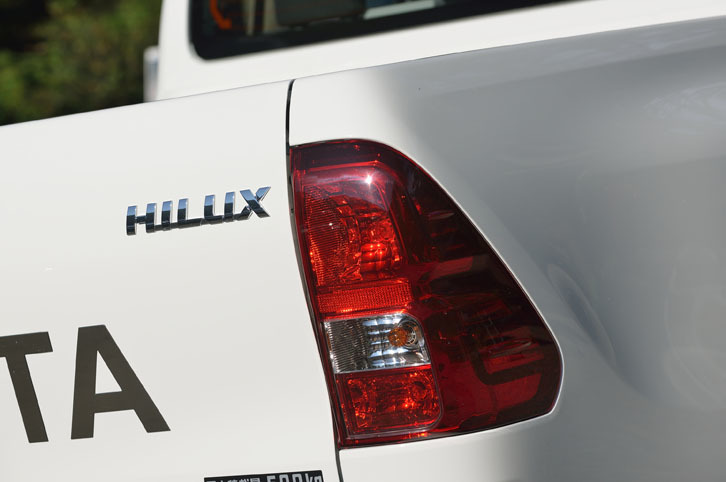 リアコンビランプには、急ブレーキをかけた際にハザードランプを点滅させて後続車に注意を促す「緊急ブレーキシグナル」が備わる。