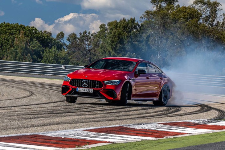 「AMG GT63 S Eパフォーマンス」の駆動方式は4WD。リアのスリップ量が増えた場合、必要に応じて駆動力がフロントにも配分される。