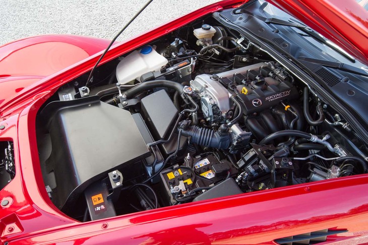 エンジンルームの内部はご覧の通りで、キャビンに寄せて設置される1.5リッター直4エンジンが、極端に小さく見えてしまう。これなら“直8”でも入るだろう。