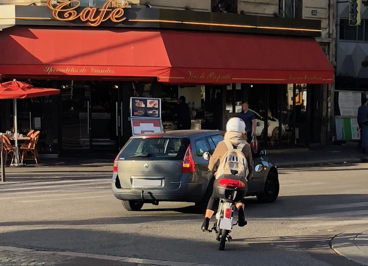 ブランドは判別しそこなったが、今どき珍しいモペット（ペダル付きモーターサイクル）に乗る女子。シブい！