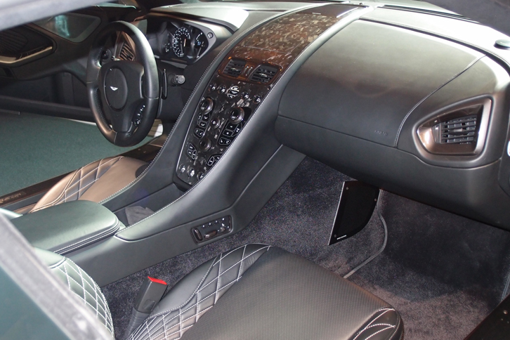 センターコンソールには、サテン調のカーボンパネルが張られる。