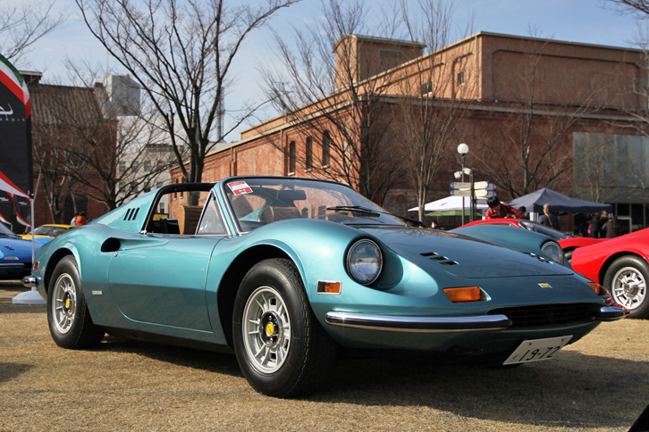 クラスAで優勝した1972年「ディーノ246GTS」。審査時にフィオラヴァンティ氏から「（本来の姿とは異なる）北米仕様で、この色は私の意図したものではない」と評されただけに、受賞は意外だったとオーナー氏は語っていた。