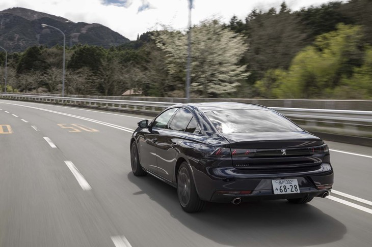 新型「508」には、プジョー初となる電子制御アクティブサスペンションが採用されている。