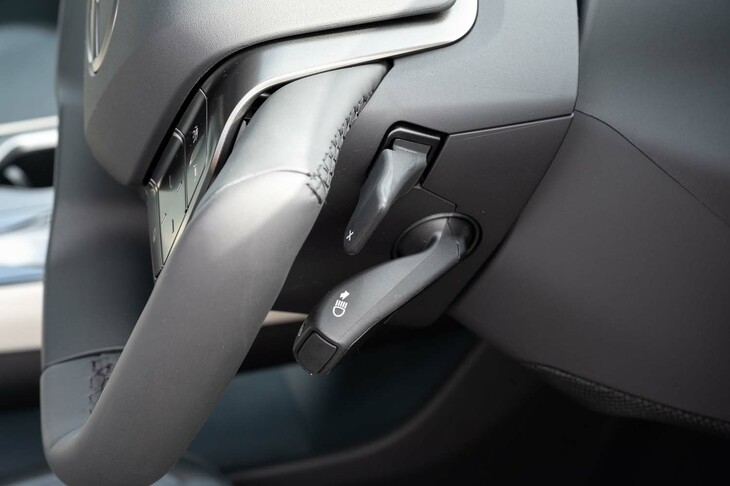 コラムにはコンパクトなパドル（回生ブレーキの調整用）とウインカーレバーが。パドルは人さし指で操作することになる。