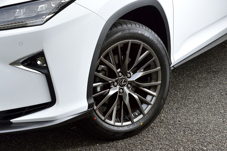 ダークプレミアムメタリック塗装が施された、“Fスポーツ”専用の20インチアルミホイール。テスト車には、ダンロップ の「SPORT MAXX 050」タイヤが組み合わされていた。