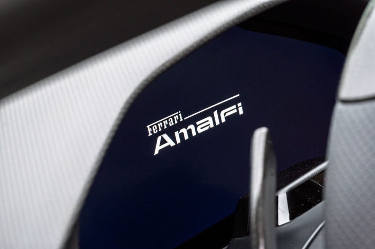 車名の「Amalfi」は、イタリア南部の観光地で、ユネスコ世界遺産にも登録されているアマルフィ海岸に由来する。