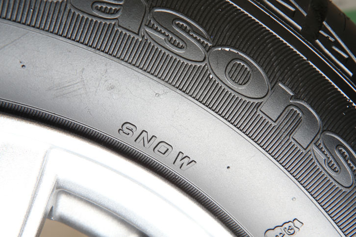 「ベクター4シーズンズ ハイブリッド」には、日本においてウインタータイヤを表す“SNOW”マークが施されており、冬用タイヤ規制が敷かれている道でも走行が可能となっている。