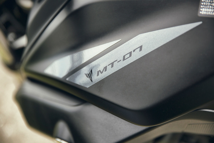 スリムでコンパクトなボディーにトルクフルな2気筒エンジンを搭載した「ヤマハMT-07」。日本では2014年8月に発売された。