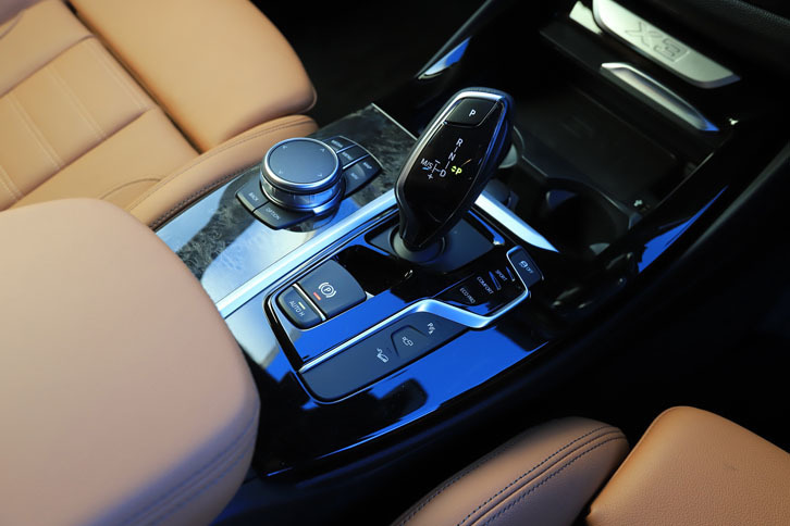 トランスミッションは8段AT。シフトセレクターの右側には、「スポーツ」「コンフォート」「エコプロ」の3種類からなる走行モードの切り替えスイッチが備わっている。
