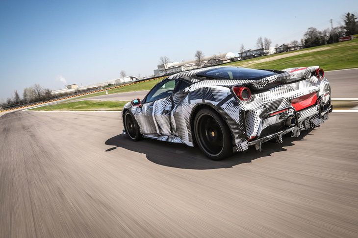 「プロでないドライバーがステアリングを握っても、さまざまな状況でレーシングカー並みの走りを堪能できる」というコンセプトで開発された。