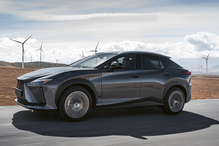 2022年4月20日に世界初公開された「レクサスRZ」。販売開始は同年末となる見込み。