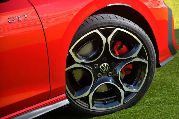 タイヤサイズは225/40R18が標準で、オプションの「DCCパッケージ」を選択すると、電子制御ダンパーや19インチホイールとともに、235/35R19サイズのタイヤが装着される。