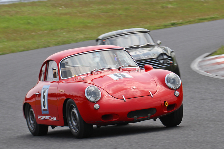 エバーグリーン・カップで8位に入った1964年「ポルシェ356C」と、9位の1965年「トライアンフTR4A」のバトル。