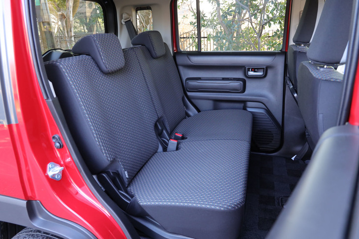 後席には左右独立式のスライド機構が備わっている。写真はシートを最も前方にスライドさせた様子。この状態でも足元のスペースには余裕があった。