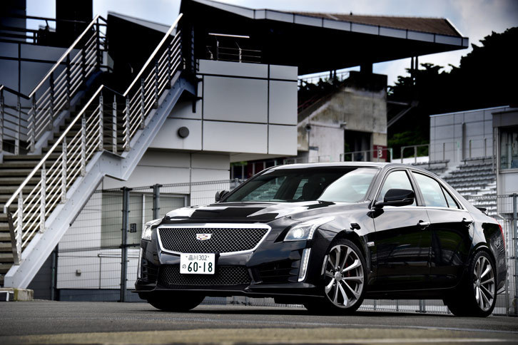 2015年1月のデトロイトショーで発表された現行型「キャデラックCTS-V」。日本では、2016年1月に販売がスタートした。