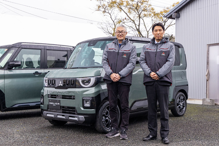 新型「デリカミニ」の開発に携わった三菱自動車の商品戦略本部商品力評価部担当部長 平山敦朗さん（写真左）と、商品戦略本部CPSチーム（Domestic Vehicle）商品企画担当マネージャー 塩谷明大さん（同右）。