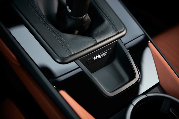 シフトレバー手前の小物入れスペースにも「911 S/T」のロゴが添えられる。