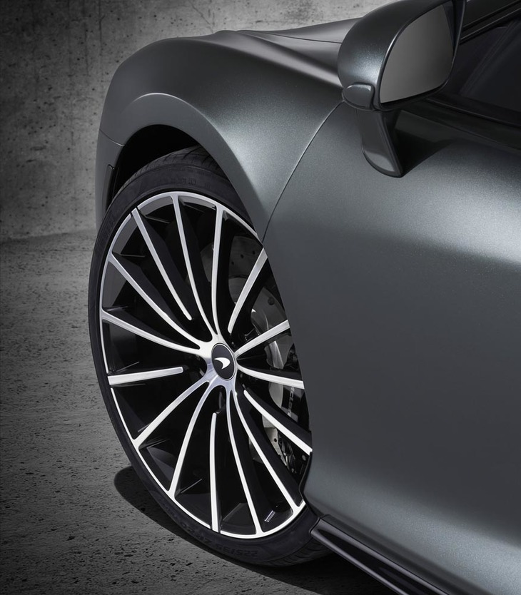 アルミホイールはシルバー仕上げの7スポーク鋳造ホイールが標準。オプションで15スポークの鍛造ホイール（写真）に変更できる。