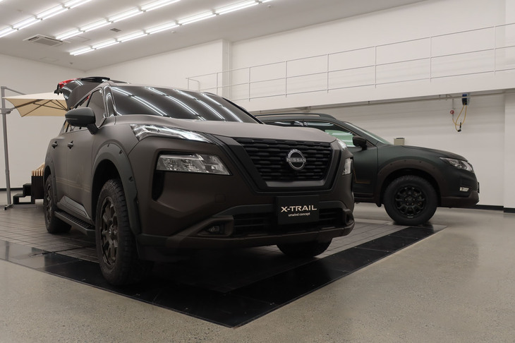 日産エクストレイル アンワインドコンセプト（写真左手前）とエクストレイル リマスタードコンセプト（同右奥）。