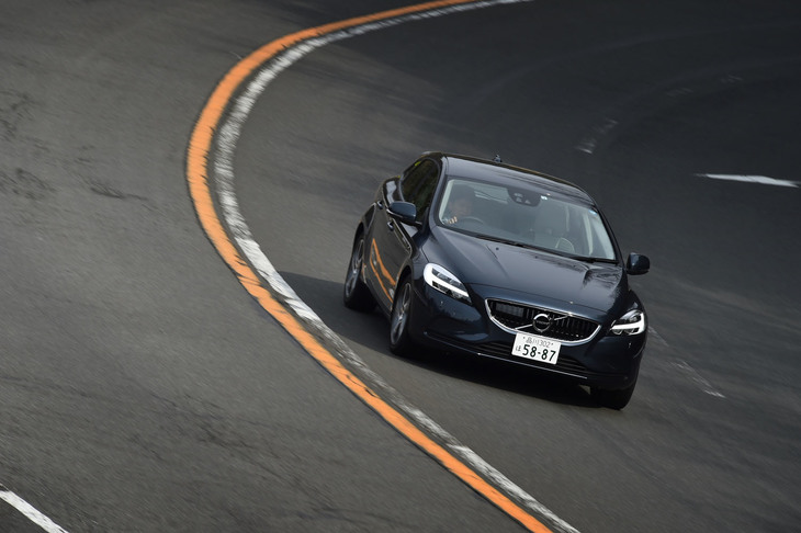 「ボルボV40」には、コーナリング時にフロント左右輪のトルクバランスを調節し自然なハンドリングを実現する「コーナートラクションコントロール」が備わる。