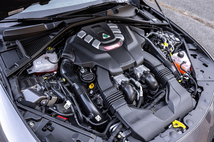 2.9リッターV6ツインターボエンジンをフロントミドに搭載。最高出力520PS/6500rpm、最大トルク600N・m/2500rpmのスペックは、ベース車となった「ジュリア クアドリフォリオ」よりも10PSアップした数値（最大トルクは同一値）となる。