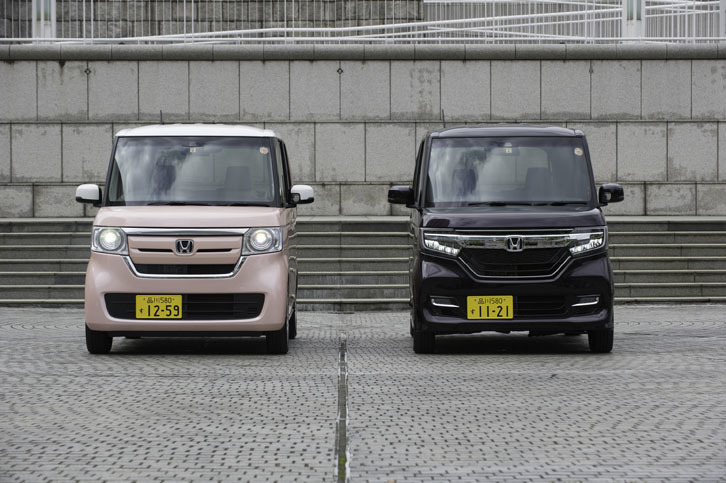 ノーマルモデル（左）とカスタムを並べて比較すると、同じ名前のクルマとは思えないほどにフロントマスクの造形が異なる。