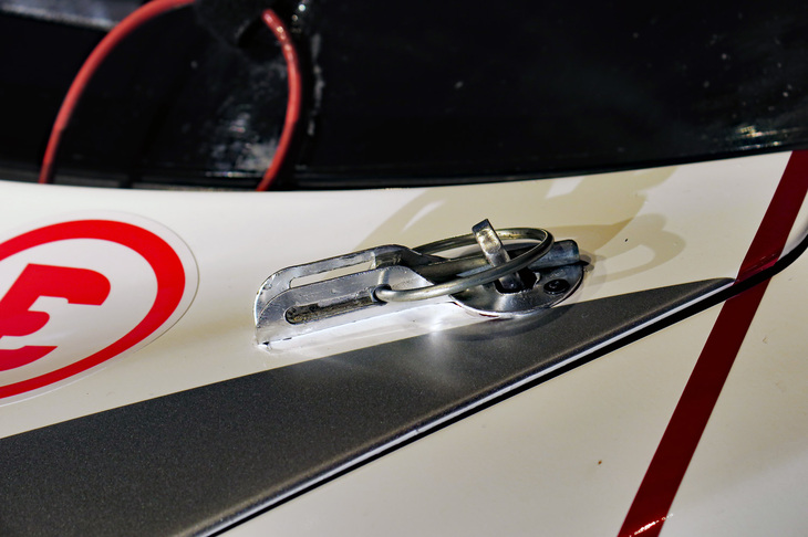 フェラーリ488チャレンジEVO（ボンネットピン）