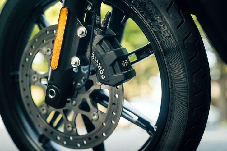 シングルディスクのフロントブレーキはブレンボ製。リニアな利きと、その利き具合をしっかりとライダーの手に伝えてくるインフォメーションの細かさが特徴だ。