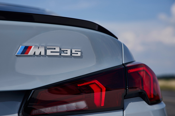 リアゲートに取り付けられているモデルバッジは「2」を大きくすることで、「2シリーズ グランクーペ」であることが強調されている。