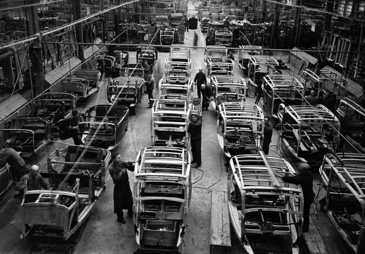 ダイムラー･ベンツのジンデルフィンゲン工場の様子（1930年）。当時は木製のフレームに木板や鉄などでできたボディーパネルを組み合わせて車体を製造していた。