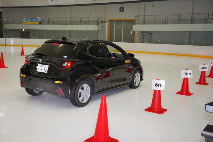 「ウインターマックス03」を履いた「ヤリス」は、フルブレーキから9mほどで完全停止した。