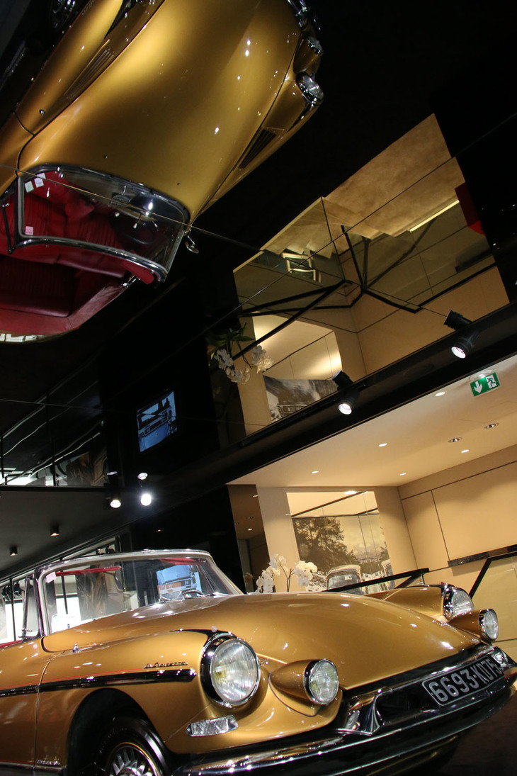 上階には、往年の「シトロエンDS」とのつながりを強調すべく、歴史的車両が展示されていた。