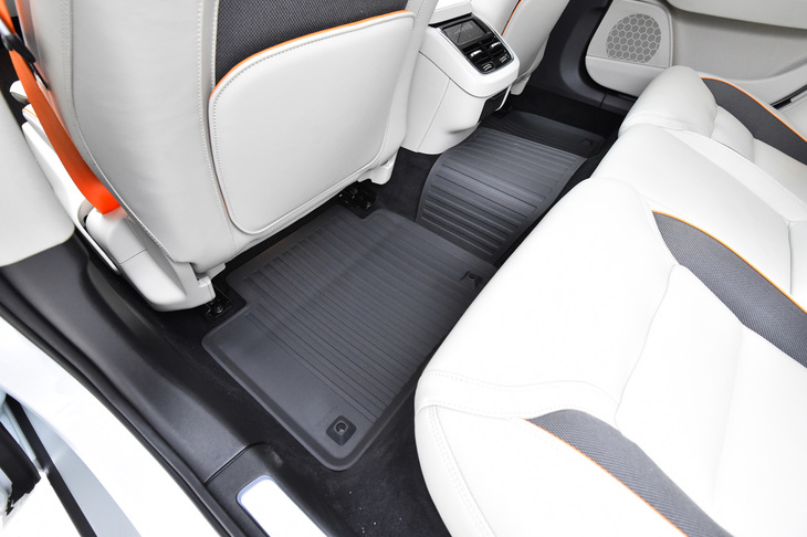 水や汚れにも強いタイプの専用フロアマット／ラゲッジマットも標準装備。アクティブなライフスタイルにも対応する。