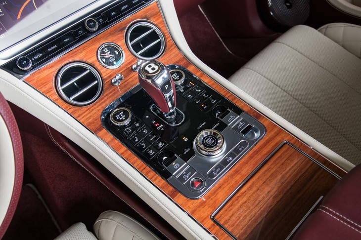 トランスミッションは8段のデュアルクラッチ式ATを採用。シフトセレクターや各種ダイヤル類にも「センテナリーゴールド」のアクセントがあしらわれている。