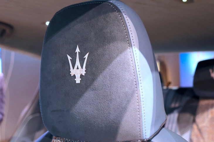 ヘッドレストは、アルカンターラ地の上に木製のトライデントが。これもジョルジェッティのレーザーカッティング技術で実現した。