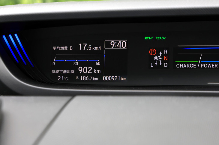 カタログ値から計算すると、今回の試乗車の航続距離は15.6km（WLTCモード燃費）×53リッター（燃料タンク容量）＝826.8kmとなる。ディスプレイ上の航続可能距離はいささか上振れ気味に感じたものの、“足の長さ”が魅力なのは事実といえそうだ。