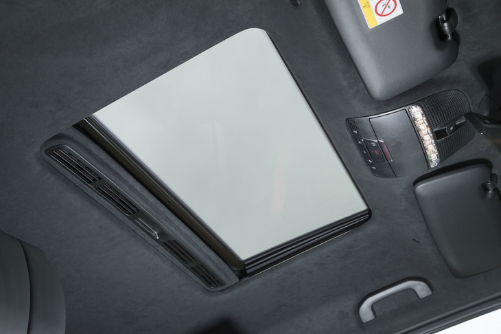 「ガラス・スライディングルーフ」は、すべての「Gクラス」に標準で備わる。