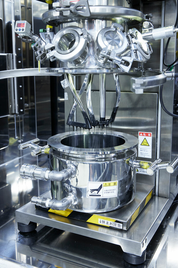 固体電解質の原料となる粉体を撹拌（かくはん）する装置。黒い液状のものが、各原料を混合したスラリー（泥しょう）だ。