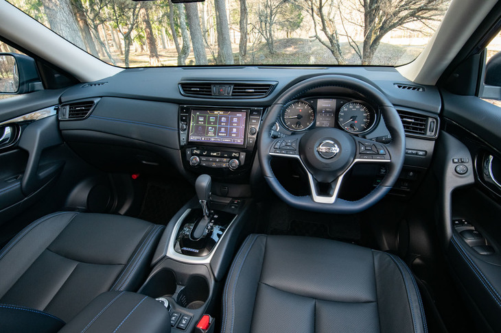 各所に施されたブルーのステッチやレザー調素材で覆われたインストゥルメントパネルなどが目を引くインテリア。「プレミアムパーソナライゼーションプログラム」を用いれば、セミオーダー感覚でインテリアを仕立てることもできる。