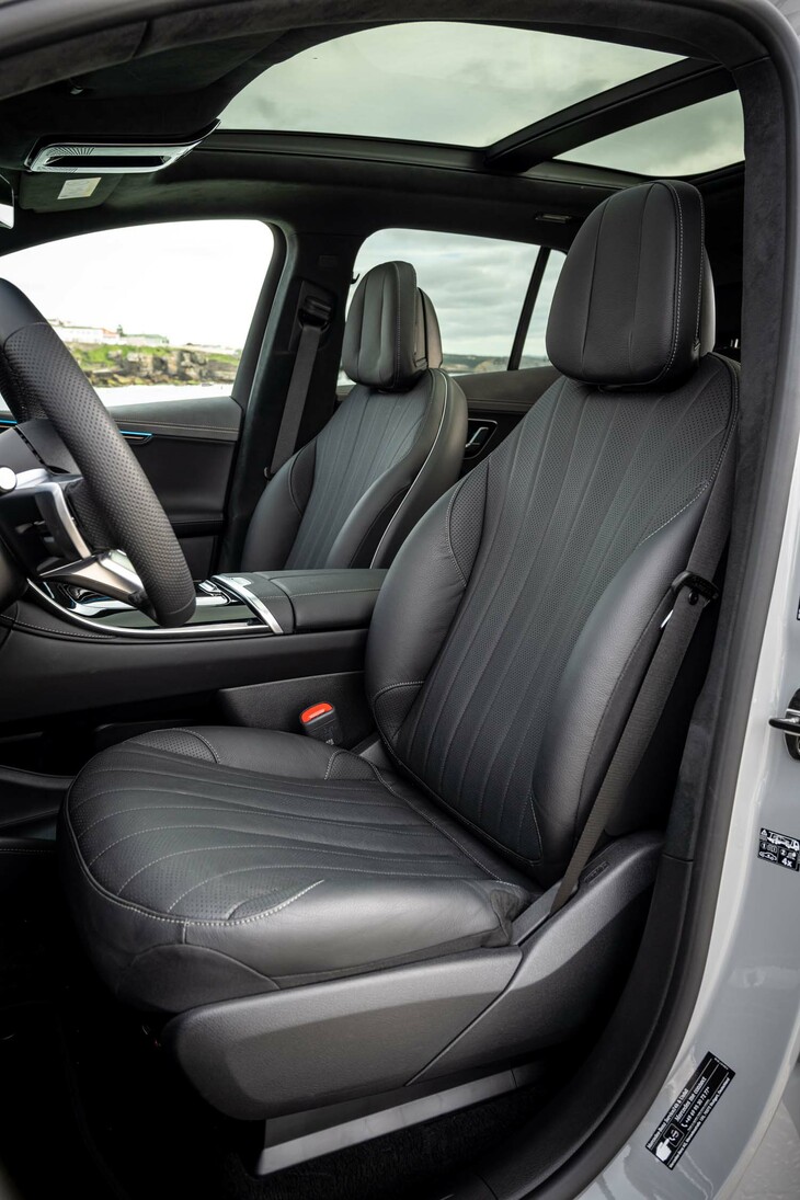 シートの背もたれは肩の部分までフラットになった独特の形状。ボディーの高さがあるため「EQE」よりもグッと開放感がある。