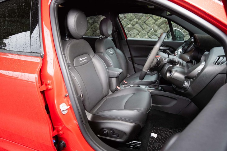 丸いヘッドレストがユニークなシートの形状は既存のグレードと同じ。ブラックレザーの表皮が「スポーツ」専用だ。