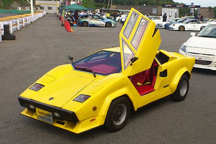 「サンバルギーニ・コカウンタック」は福田モータース（群馬県前橋市）がS49年式の「スバル・サンバートラック」をベースに3年3カ月をかけて製作したクルマ。