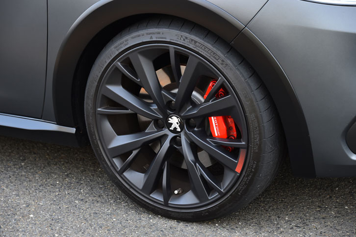 「LITHIUM（リチウム）」と名付けられた「208GTi by PEUGEOT SPORT」の18インチアルミホイール。奥に見えるフロントブレーキディスクの直径は標準の「208GTi」よりも21mm大きい323mm。