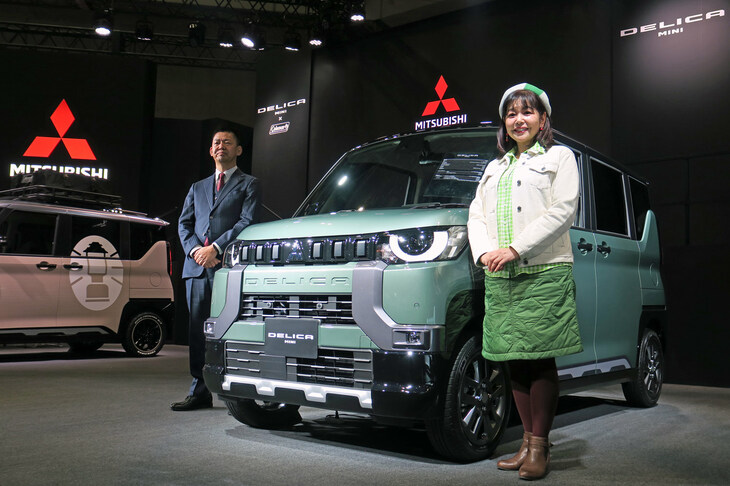 モータージャーナリストの竹岡 圭氏（写真向かって右）と、三菱自動車の藤井康輔氏。