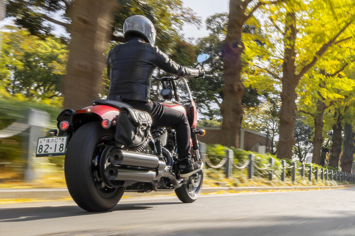 古き良きライドフィールとモダンで過激なパフォーマンスを併せ持つ「スポーツチーフ」。古くて新しいブランド、インディアンのヘリテージを体現したモデルと言えるだろう。