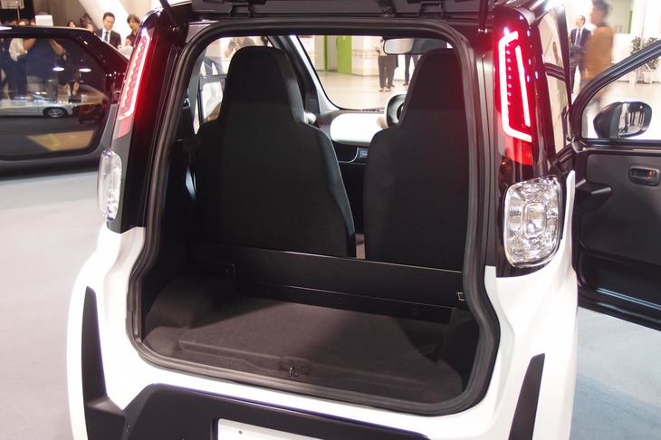 シート後方には荷物の積載スペースが確保される。