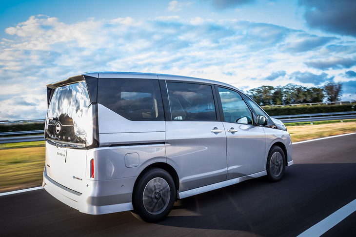 「セレナe-POWERルキシオン プロトタイプ」の走行シーン。