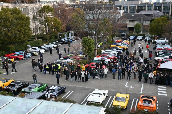 2023年12月24日の早朝7時より9時にかけて、「代官山T-SITE」にて開催された「ロータスモーニングクルーズ」の様子。トータルで80台ほどの新旧ロータス車と、そのオーナーが会場に駆けつけた。