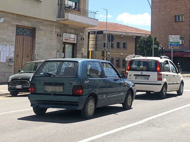 イタリアで標準仕様の「ウーノ」を見かける機会は、めっきり減った。これは2020年5月、シエナで撮影した後期型。最低でも25年モノということになる。