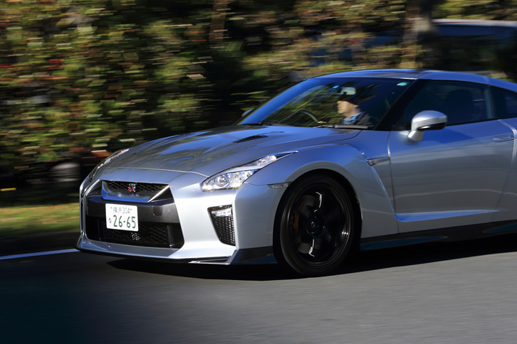 「トラックエディション」には動力性能を突き詰めたワークスチューン仕様の「NISMO」と同じ、高剛性のボンディングボディーや専用チューニングのサスペンションが用いられている。